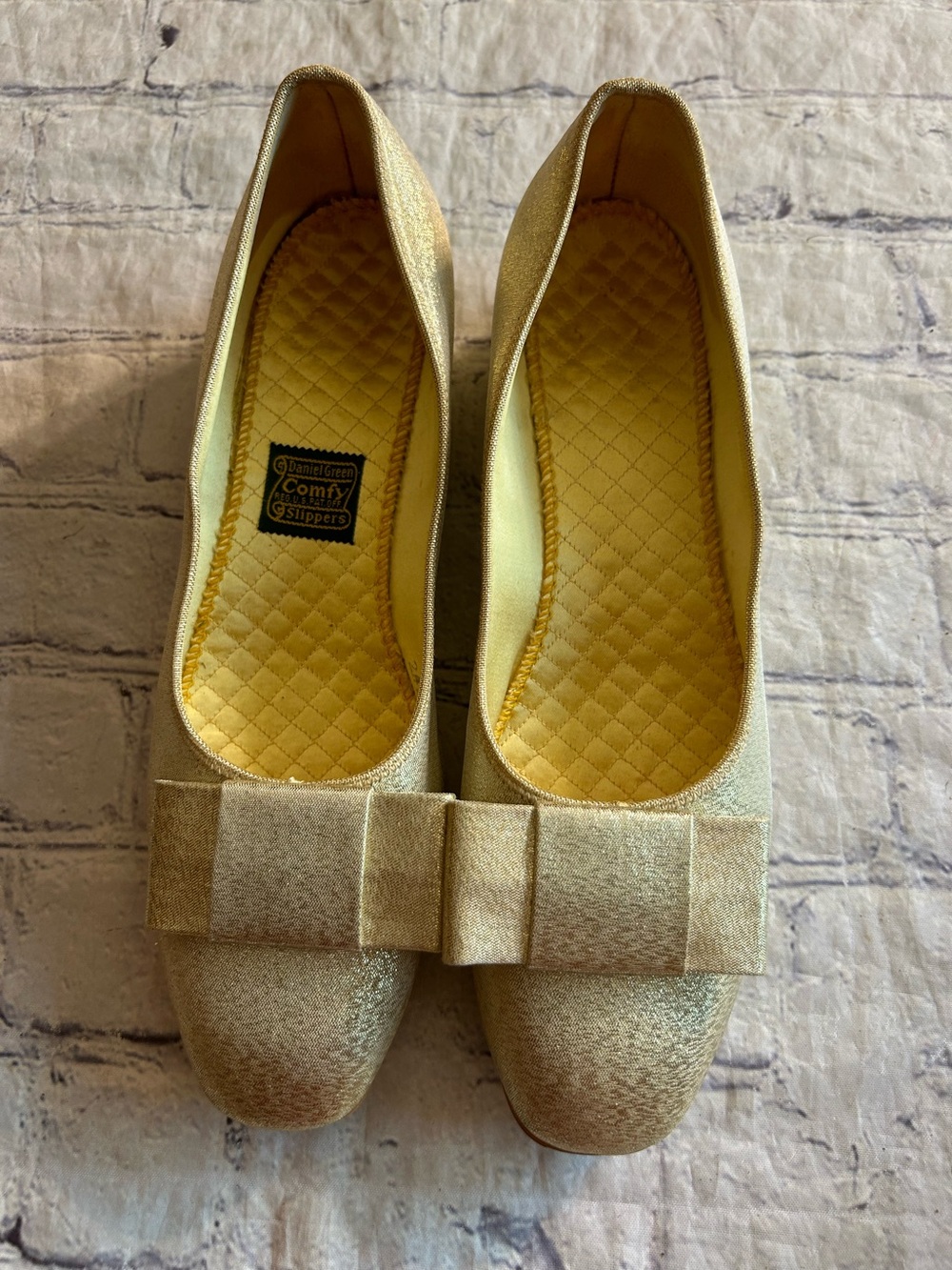 DANIEL GREEN VINTAGE 1960’S METALLIC GOLD COMFY WOMEN’S SLIPPERS BOW TOE 2A75